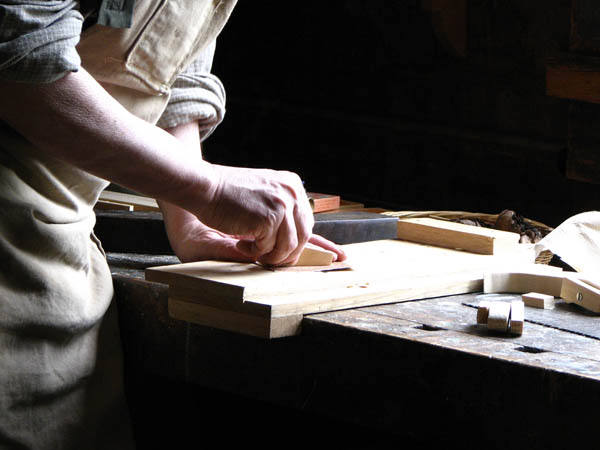 Nacemos de la influencia y formación  heredada en el sector de la <strong>carpintería de madera y ebanistería  en Boimorto.</strong>